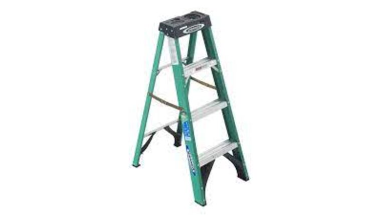 Ladder Fiberglass Green - 4' | Rental
